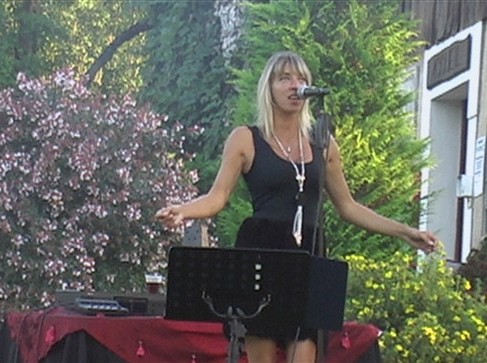 La chanteuse Fred qui anime nos soirées dans le jardin